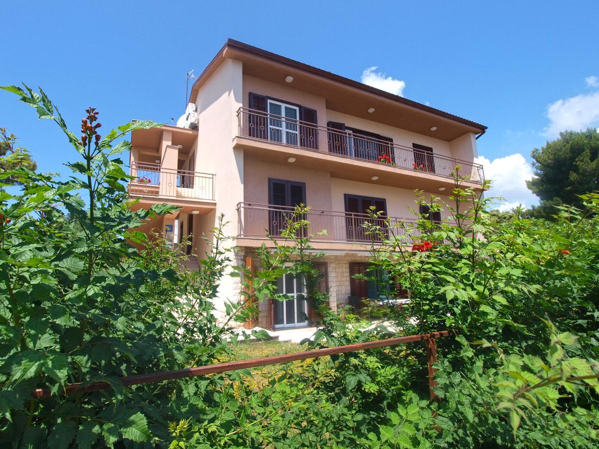 Apartments Lada 1217 Premantura Exterior photo